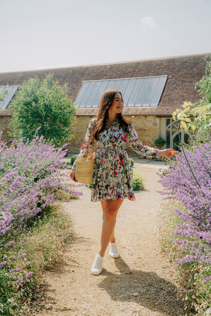 Rosehip Design Josie Cotton Dress is a knee-length cotton tiered dress with a tie belt and pockets. 

Make a statement in our dazzling Barcelona design.