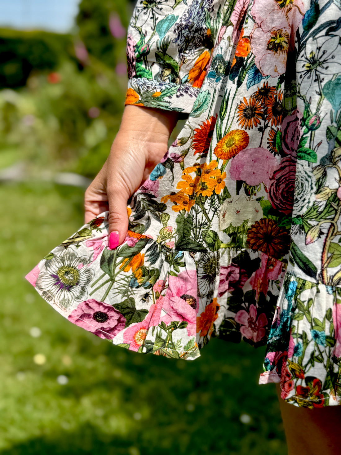 Rosehip Design Josie Cotton Dress is a knee-length cotton tiered dress with a tie belt and pockets. 
Stand out in our colourful Fiesta design.