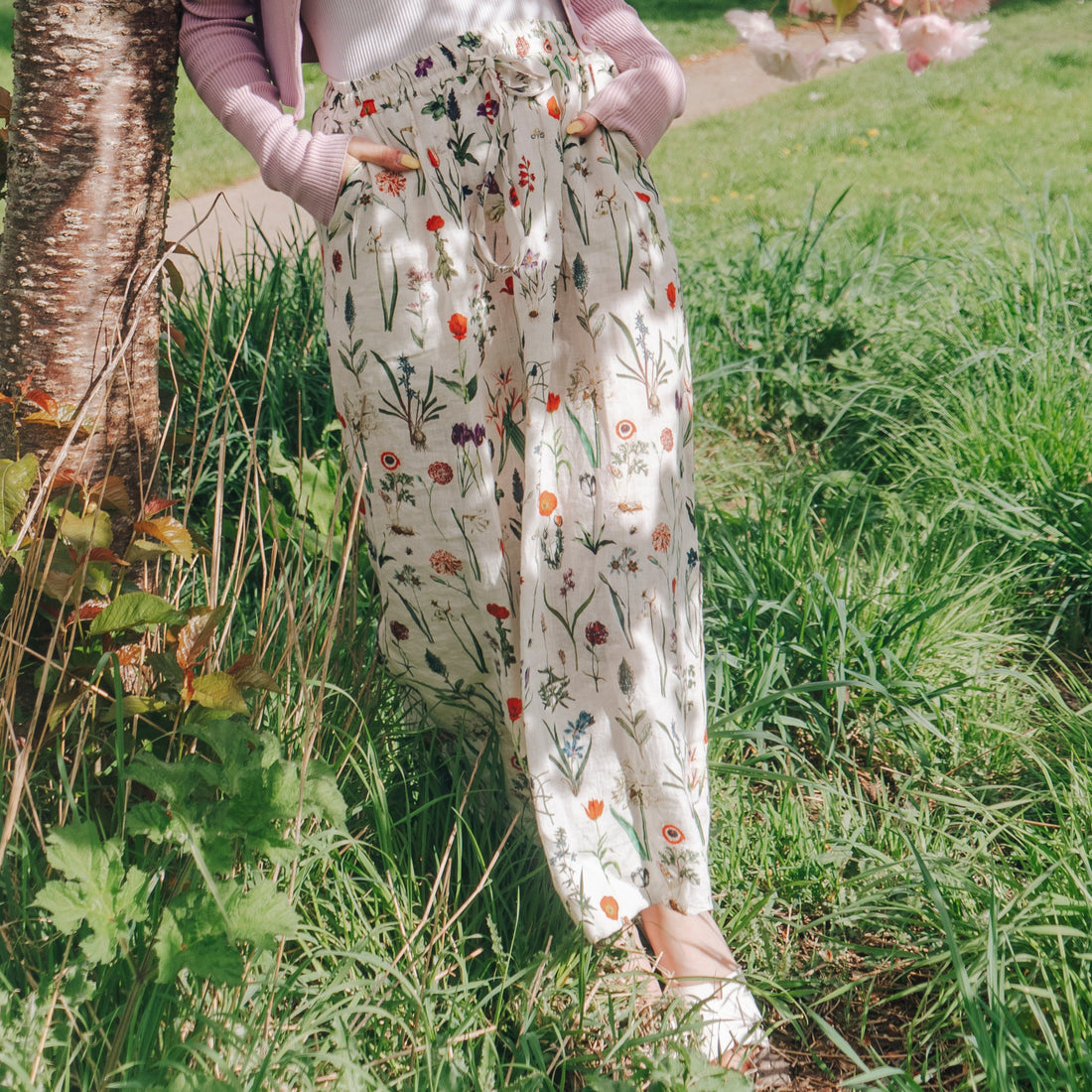 Crafted from 100% linen, the Rosehip Design Lilah Skirt in April design is a warm-weather staple with timeless appeal. Designed with a flattering classic cut, it features an elasticated waistband with a functional drawstring for a comfortable, adjustable fit. Subtle side slits add ease of movement and a touch of effortless elegance — perfect for sunny days, from morning markets to seaside strolls.