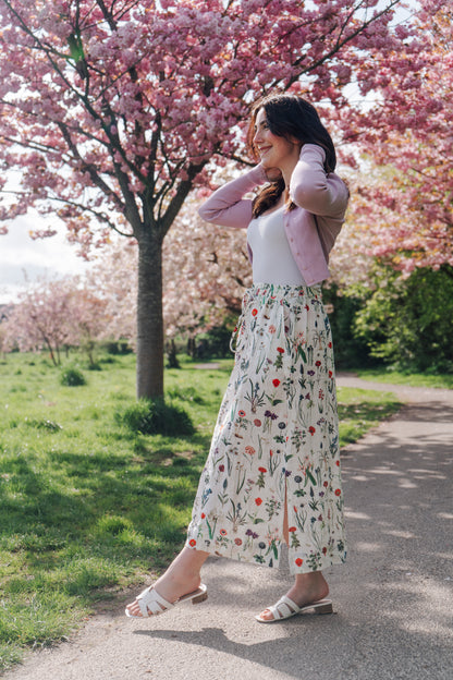Crafted from 100% linen, the Rosehip Design Lilah Skirt in April design is a warm-weather staple with timeless appeal. Designed with a flattering classic cut, it features an elasticated waistband with a functional drawstring for a comfortable, adjustable fit. Subtle side slits add ease of movement and a touch of effortless elegance — perfect for sunny days, from morning markets to seaside strolls.