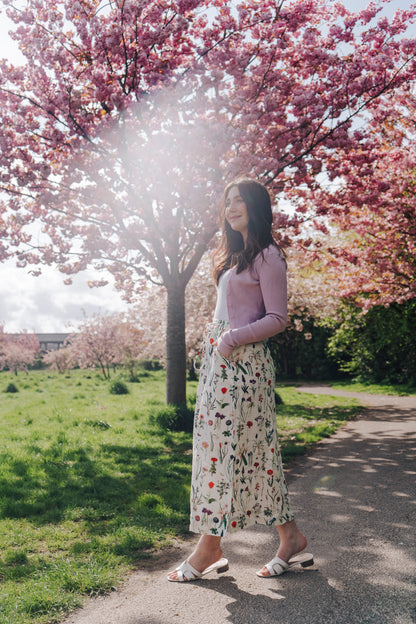 Crafted from 100% linen, the Rosehip Design Lilah Skirt in April design is a warm-weather staple with timeless appeal. Designed with a flattering classic cut, it features an elasticated waistband with a functional drawstring for a comfortable, adjustable fit. Subtle side slits add ease of movement and a touch of effortless elegance — perfect for sunny days, from morning markets to seaside strolls.