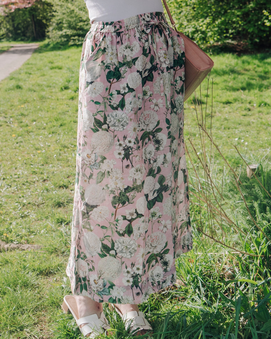 Crafted from 100% linen, the Rosehip Design Lilah Skirt in Camelia Rosepink design is a warm-weather staple with timeless appeal. Designed with a flattering classic cut, it features an elasticated waistband with a functional drawstring for a comfortable, adjustable fit. Subtle side slits add ease of movement and a touch of effortless elegance — perfect for sunny days, from morning markets to seaside strolls.