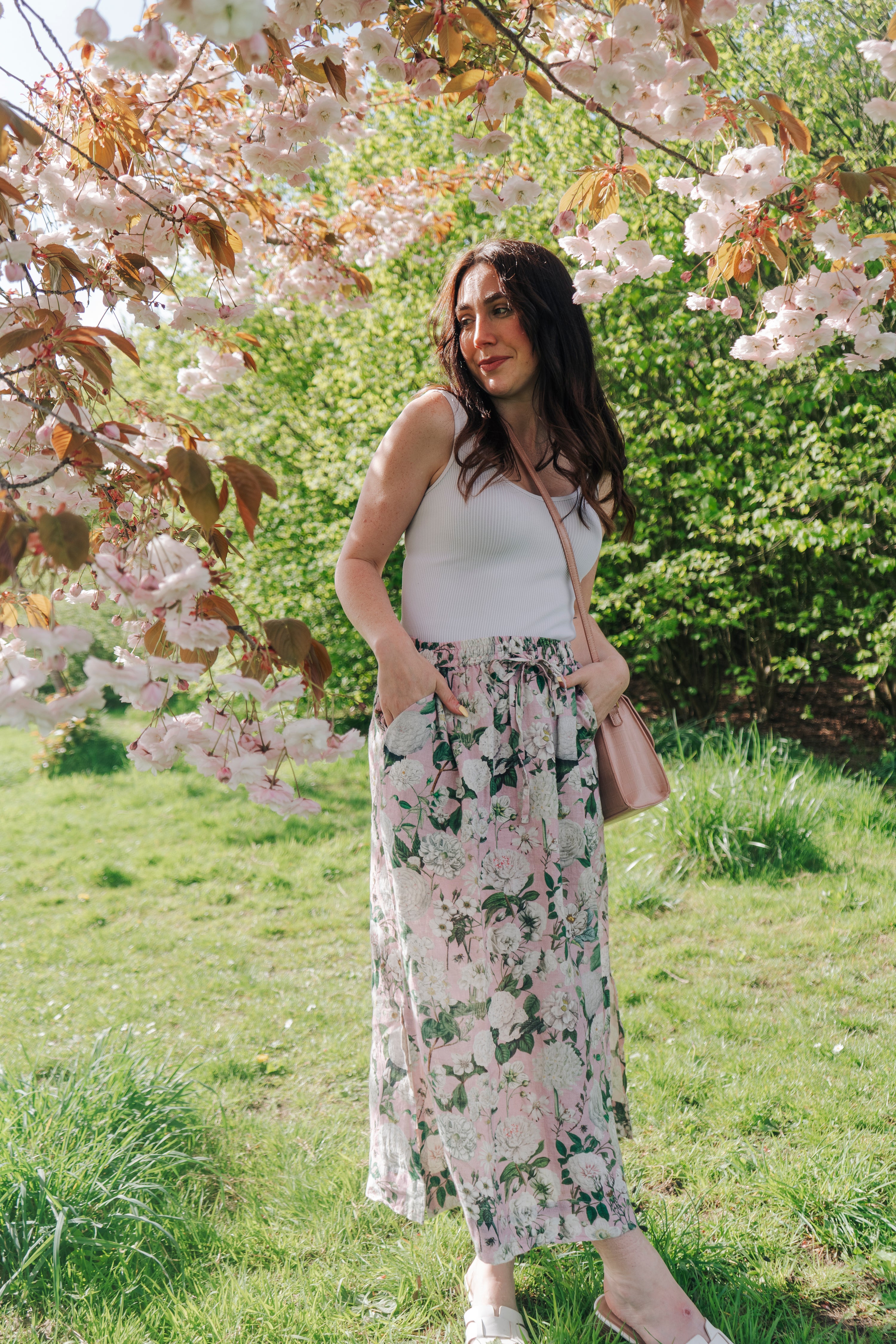 Crafted from 100% linen, the Rosehip Design Lilah Skirt in Camelia Rosepink design is a warm-weather staple with timeless appeal. Designed with a flattering classic cut, it features an elasticated waistband with a functional drawstring for a comfortable, adjustable fit. Subtle side slits add ease of movement and a touch of effortless elegance — perfect for sunny days, from morning markets to seaside strolls.