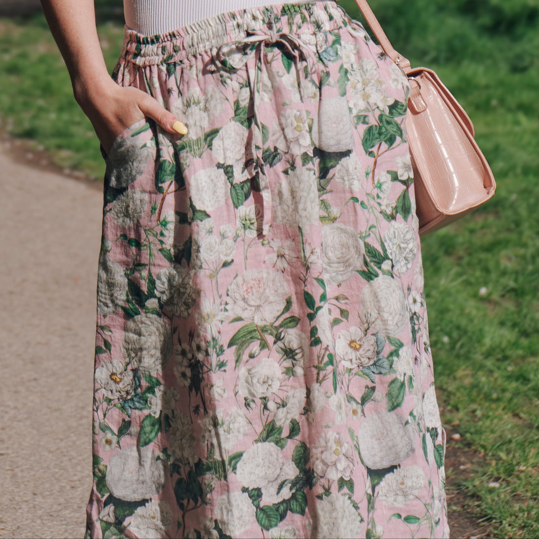 Crafted from 100% linen, the Rosehip Design Lilah Skirt in Camelia Rosepink design is a warm-weather staple with timeless appeal. Designed with a flattering classic cut, it features an elasticated waistband with a functional drawstring for a comfortable, adjustable fit. Subtle side slits add ease of movement and a touch of effortless elegance — perfect for sunny days, from morning markets to seaside strolls.