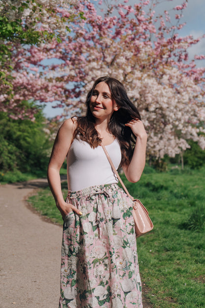 Crafted from 100% linen, the Rosehip Design Lilah Skirt in Camelia Rosepink design is a warm-weather staple with timeless appeal. Designed with a flattering classic cut, it features an elasticated waistband with a functional drawstring for a comfortable, adjustable fit. Subtle side slits add ease of movement and a touch of effortless elegance — perfect for sunny days, from morning markets to seaside strolls.