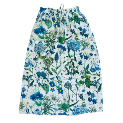Crafted from 100% linen, the Rosehip Design Lilah Skirt in Cobalt design is a warm-weather staple with timeless appeal. Designed with a flattering classic cut, it features an elasticated waistband with a functional drawstring for a comfortable, adjustable fit. Subtle side slits add ease of movement and a touch of effortless elegance — perfect for sunny days, from morning markets to seaside strolls.