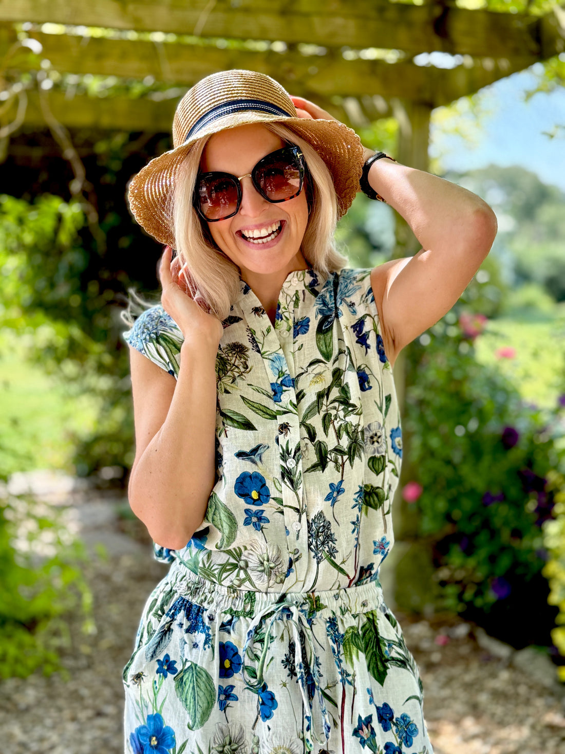 Crafted from 100% linen, the Rosehip Design Lilah Skirt in Cobalt design is a warm-weather staple with timeless appeal. Designed with a flattering classic cut, it features an elasticated waistband with a functional drawstring for a comfortable, adjustable fit. Subtle side slits add ease of movement and a touch of effortless elegance — perfect for sunny days, from morning markets to seaside strolls.