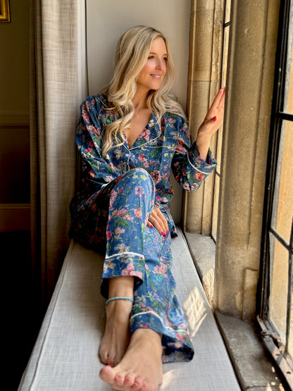 Rosehip Design Long Pyjamas in our bold Horsley Navy print are made from 100% soft Indian cotton voile. The cuffs have contrast piping and the bottoms have drawstring as well as elastic. They are a comfy fit and come packaged in a matching drawstring bag.