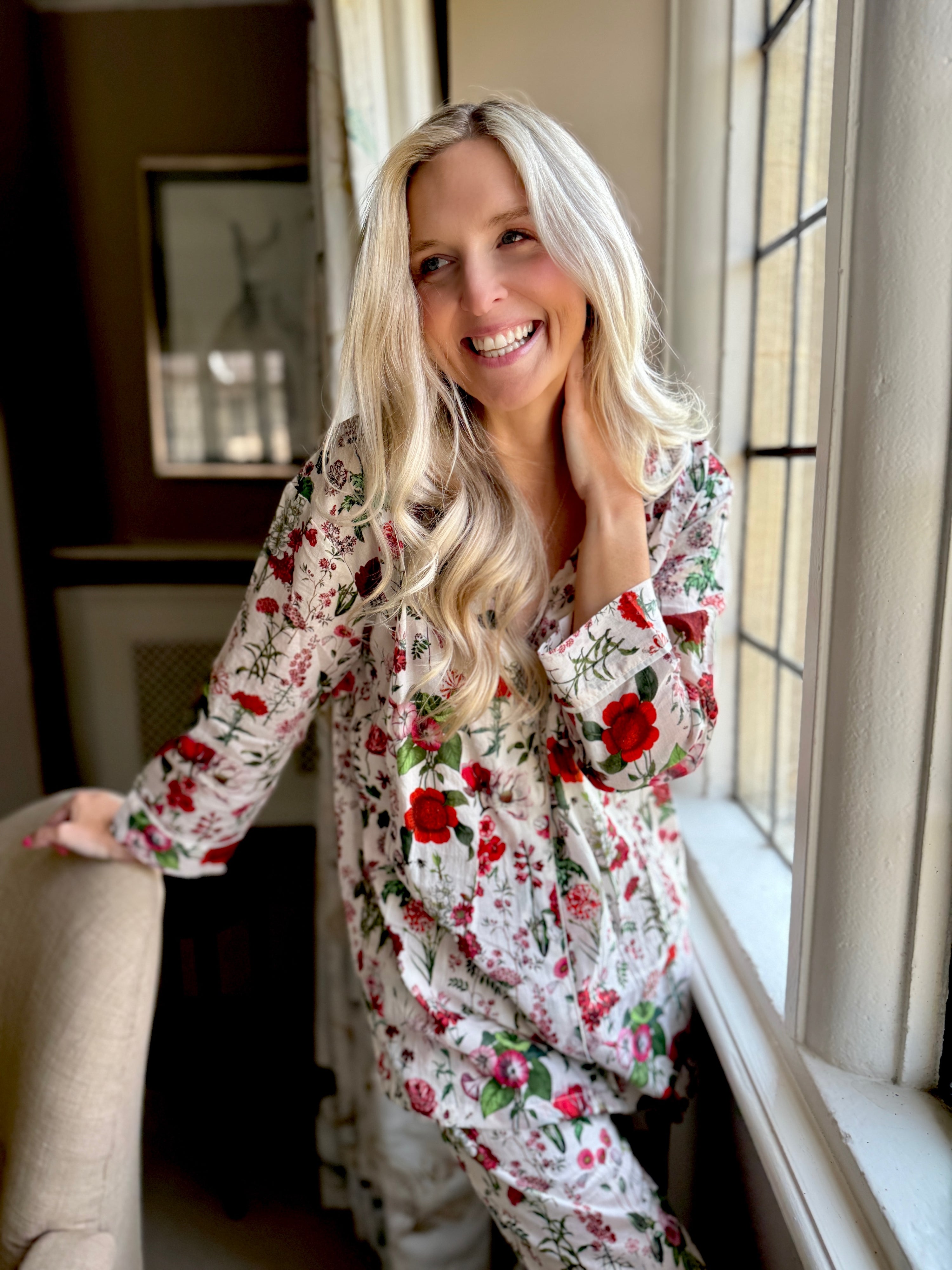 Rosehip Design Long Pyjamas in our striking Somerset print are made from 100% soft Indian cotton voile. The cuffs have contrast piping and the bottoms have drawstring as well as elastic. They are a comfy fit and come packaged in a matching drawstring bag.
