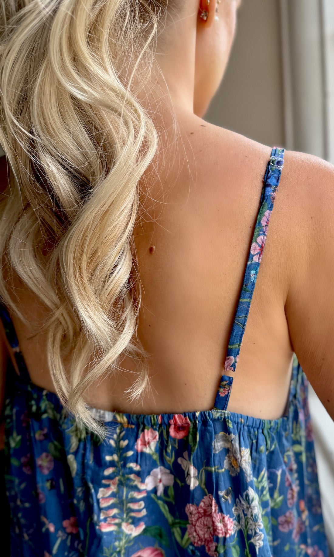 Embrace lightweight comfort with this Rosehip Design long floral cotton nightie dress, perfect for a restful night’s sleep or relaxing around the house. Made from soft, breathable cotton with a charming floral print, this loose-fitting nightdress keeps you cool and comfortable. Designed with adjustable spaghetti straps, it offers a custom fit that suits every body shape. Ideal for warm nights or as an airy, casual loungewear option, this floral nightdress is the perfect blend of style and comfort.