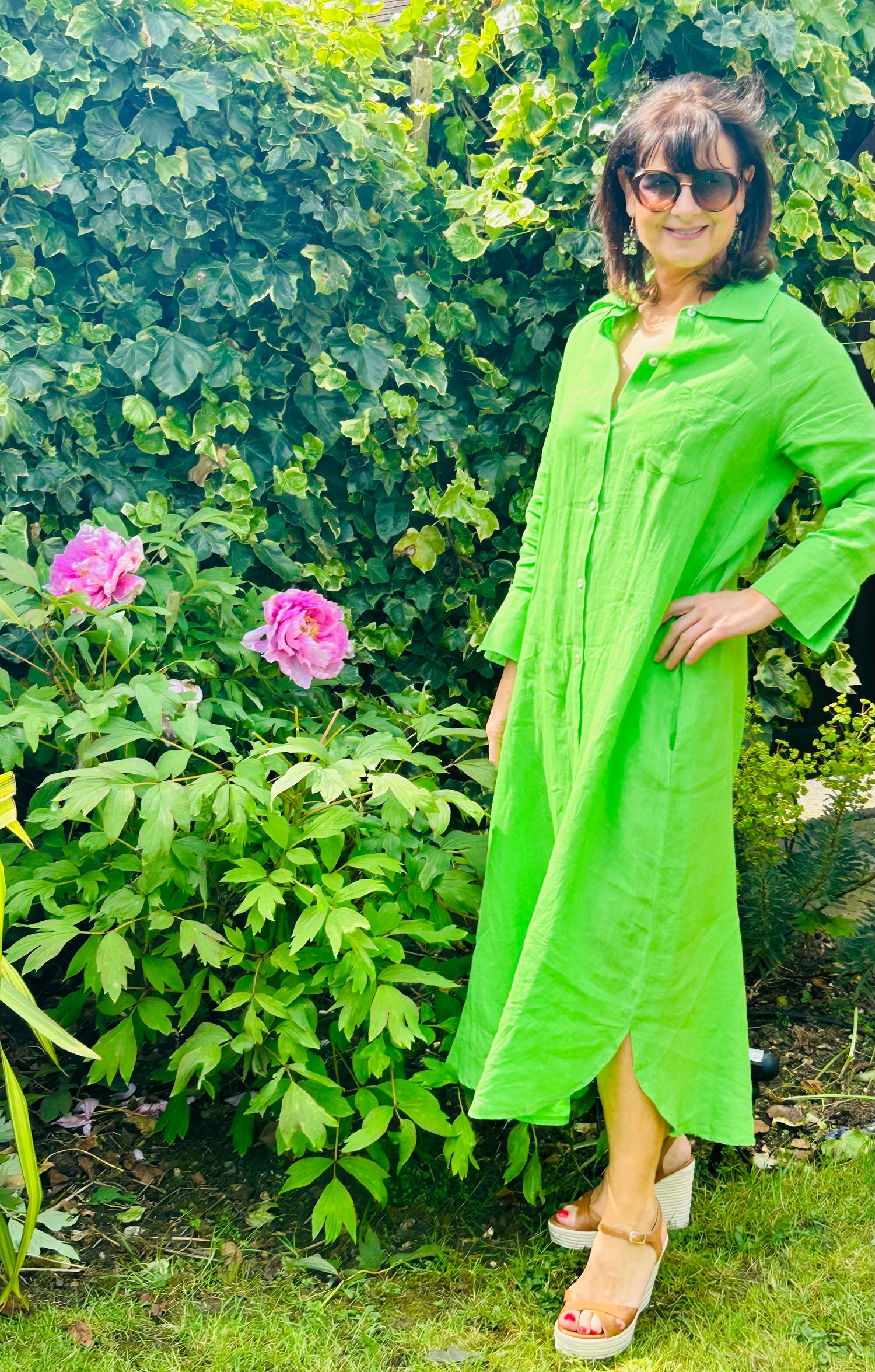 Rosehip Design Lucy Dress is a classic Shirt dress with 3/4 length sleeves, side pockets, front buttons and curved side slits. Made from 100% Linen in a verdant Emerald hue