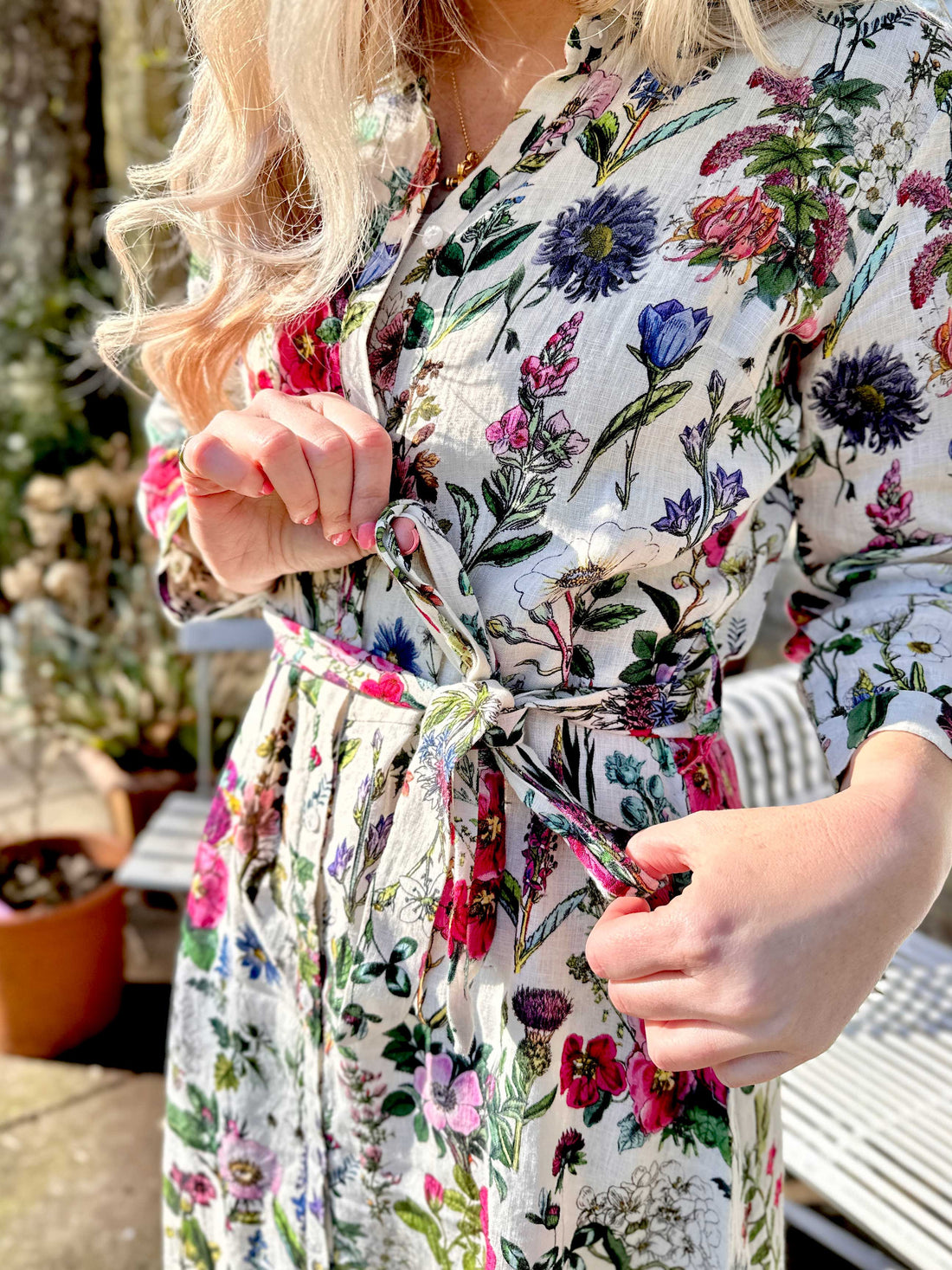 Spring into style with the Rosehip Design Lydia Linen Dress in Barcelona design. This shirt-waister dress features a beautiful floral design and a fabric tie belt for a flattering fit. With its long sleeves and button-up front, this dress is the perfect combination of comfort and chic. Ready to bloom in your wardrobe!