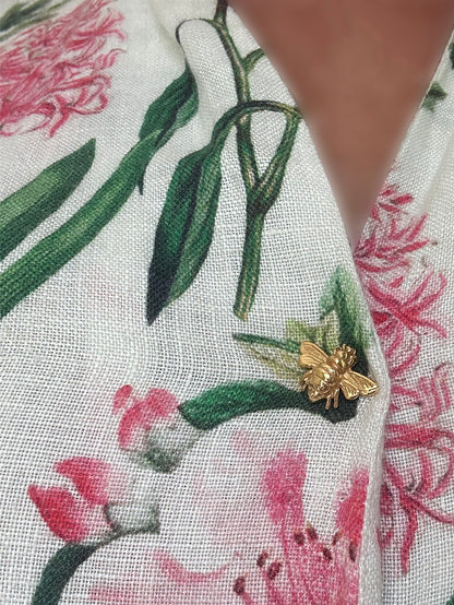 Rosehip Design Modesty Pin Bee plated in 18 Carat Gold. Stylish way to close a blouse or dress higher up. Can also be used as a decorative Brooch. Also available in Silver