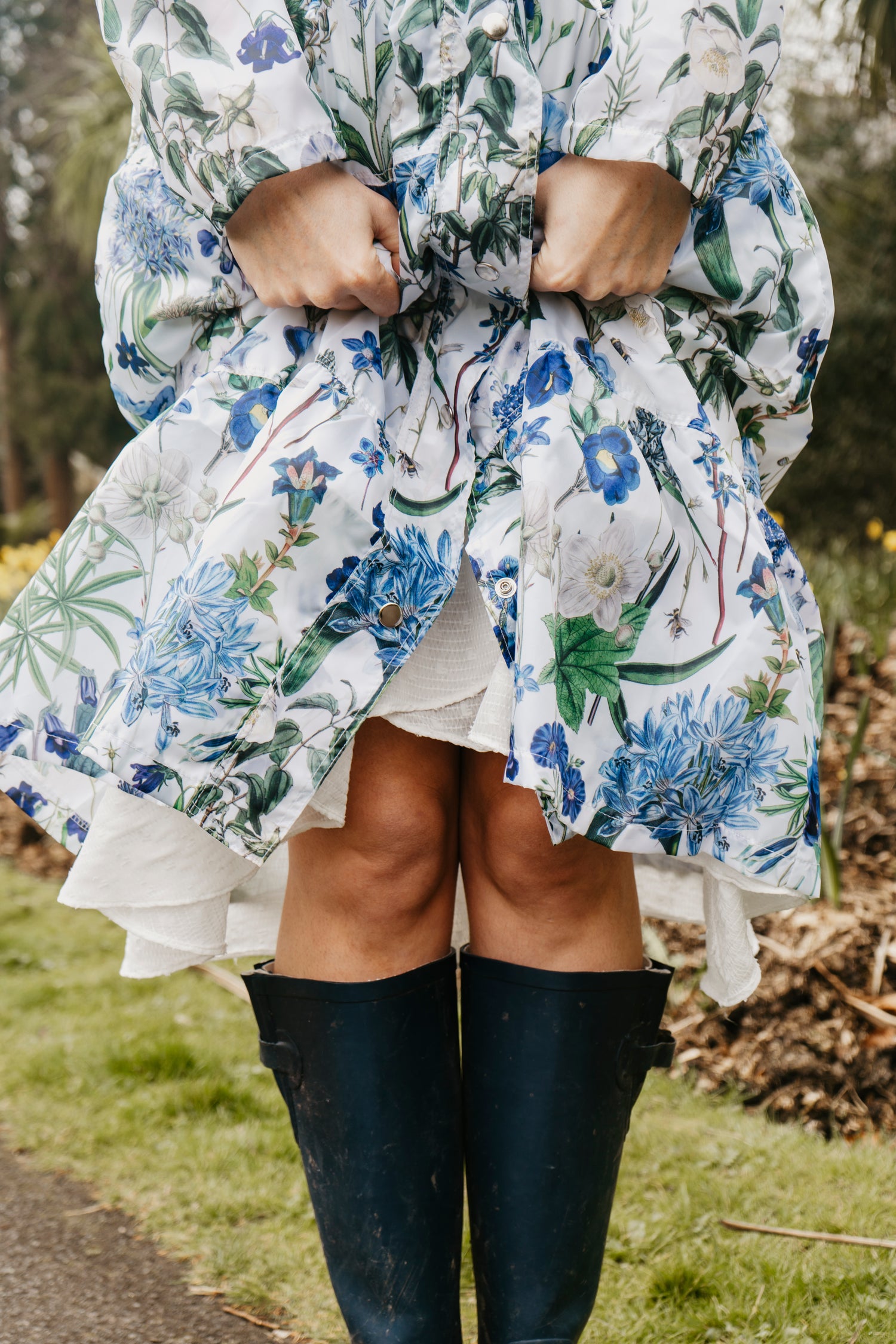 Beautiful light-weight calf length summer parka in our stunning blue hued Cobalt design. 

The Windsor Parka from Rosehip Design has a long tiered skirt, drawstring waist and fully lined hood.