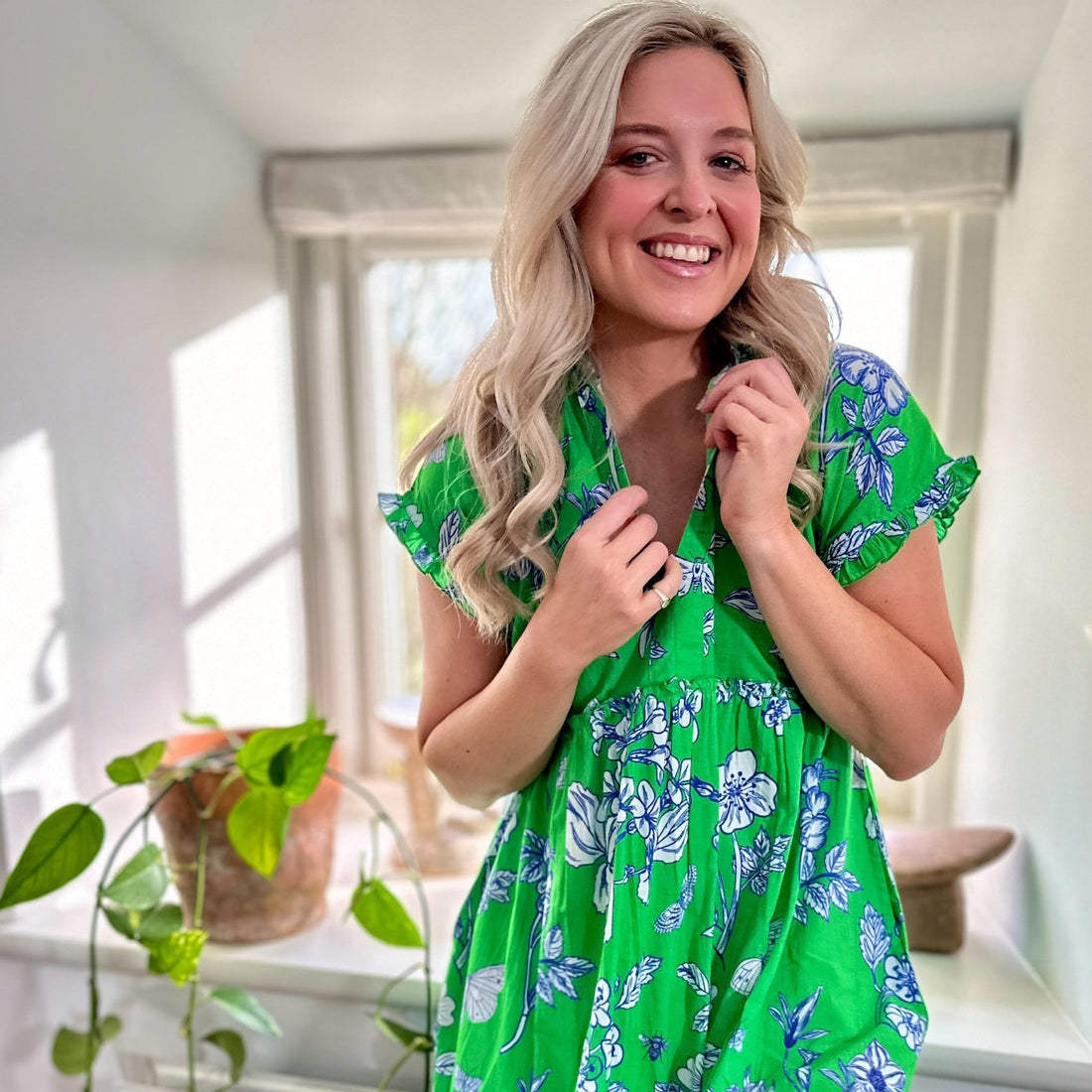 Rosehip Design Olivia is a beautiful cotton dress in our verdant Aster Apple print. The Olivia dress has short, capped sleeves with a rough frill. The skirt is tiered and has pockets.