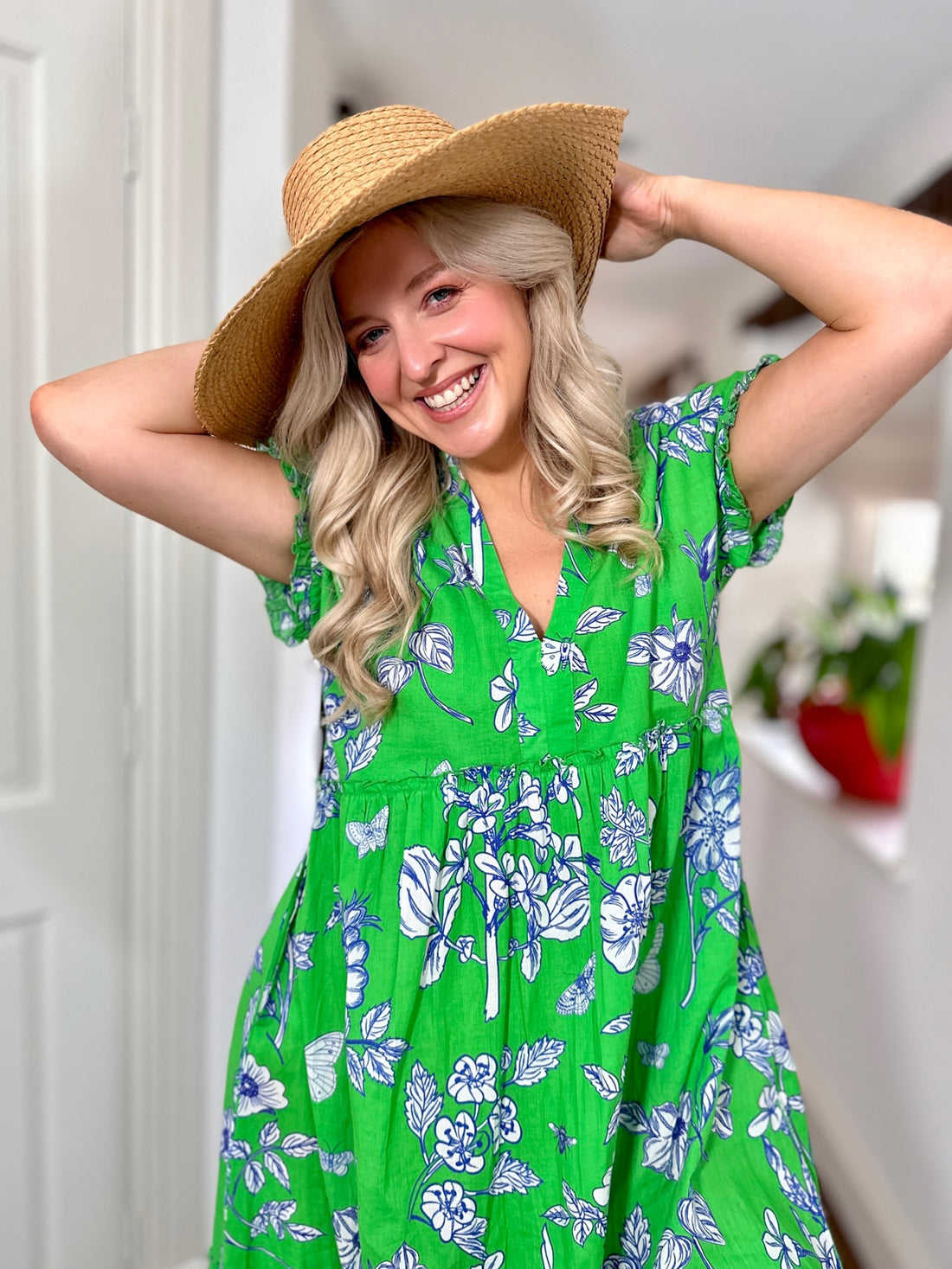 Rosehip Design Olivia is a beautiful cotton dress in our verdant Aster Apple print. The Olivia dress has short, capped sleeves with a rough frill. The skirt is tiered and has pockets.