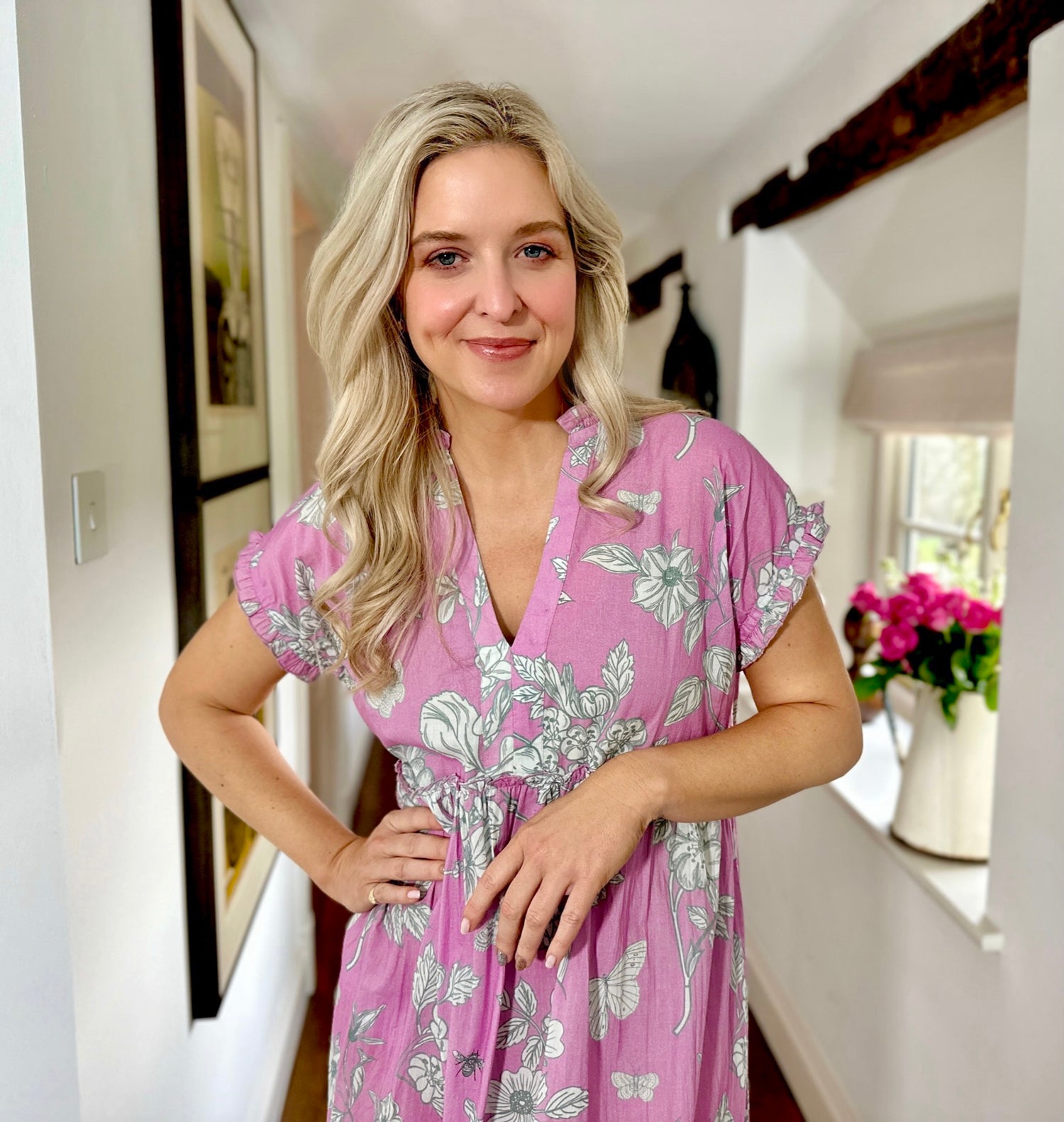 Rosehip Design Olivia is a beautiful cotton dress in our funky Aster Lilac print. The Olivia dress has short, capped sleeves with a rough frill. The skirt is tiered and has pockets.