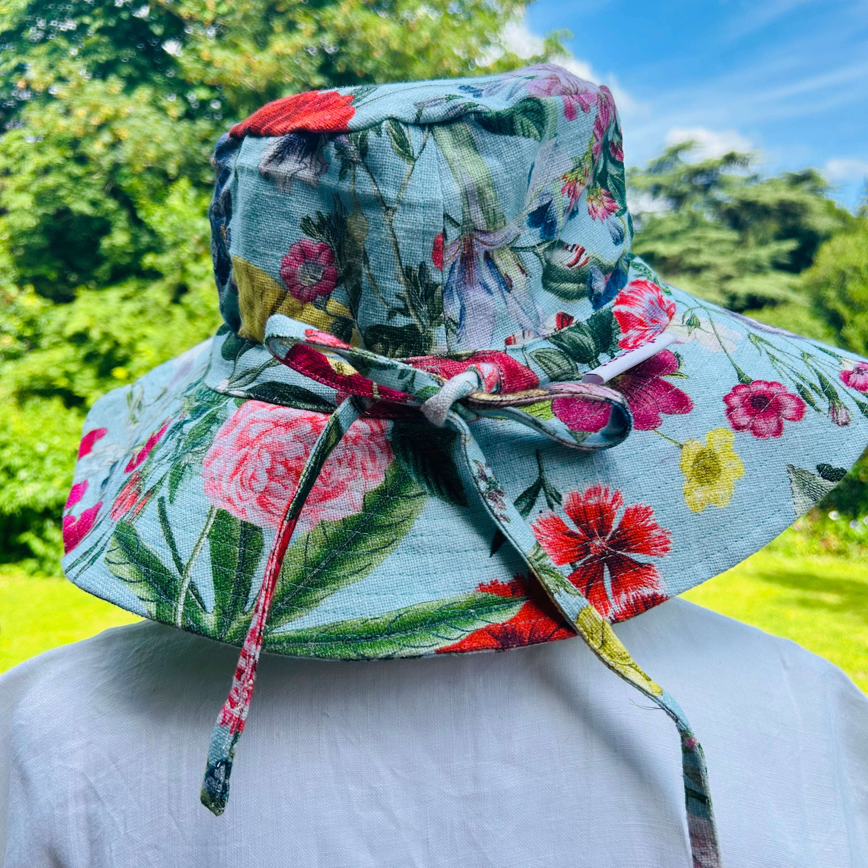 Rosehip Design Sun Hat blends our bold Chelsea Blue design with practicality. The Sunhat is made from a mix of cotton and linen with an adjustable head band which fits all sizes.