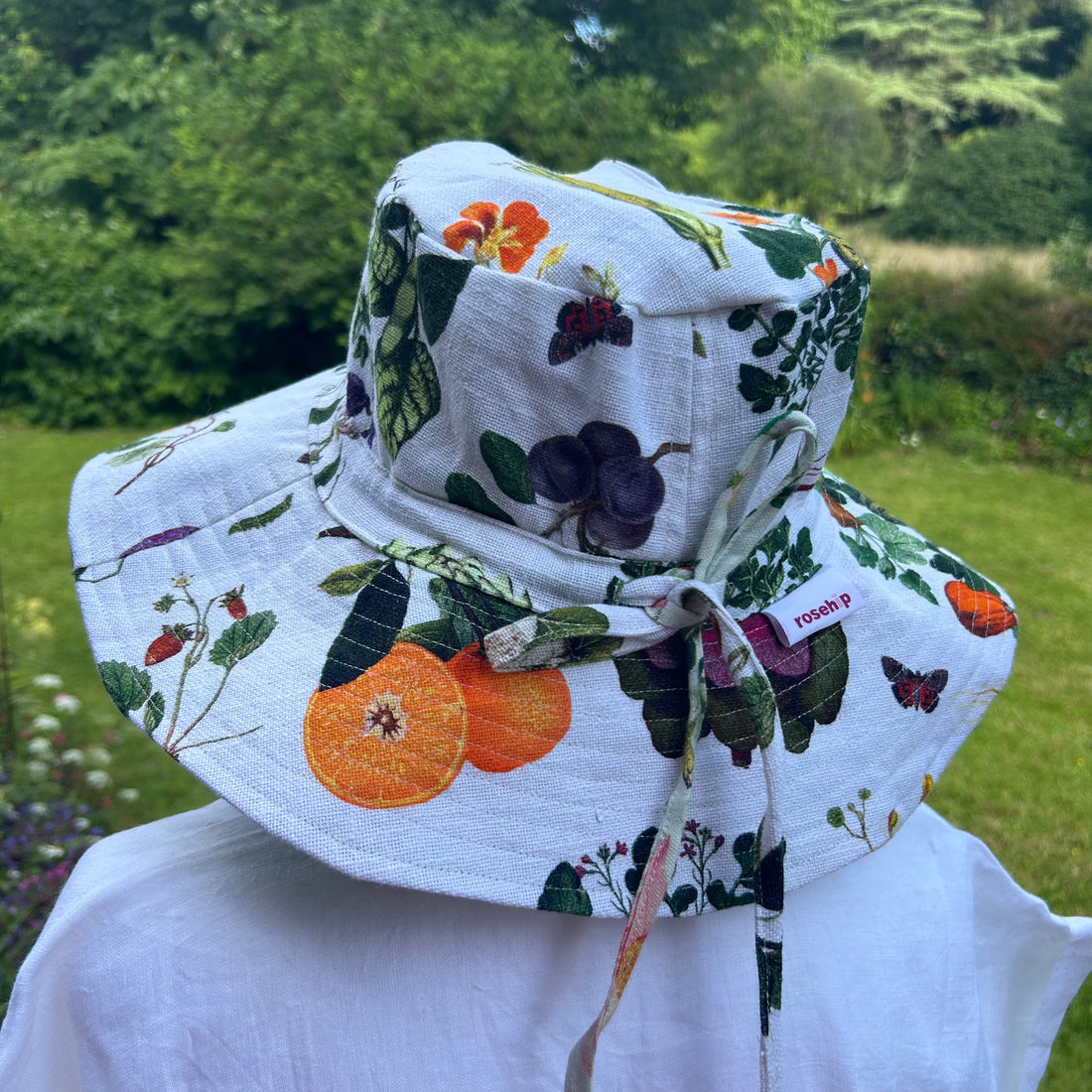 Rosehip Design Sun Hat blends our edible Jardiniere design with practicality. The Sunhat is made from a mix of cotton and linen with an adjustable head band which fits all sizes.