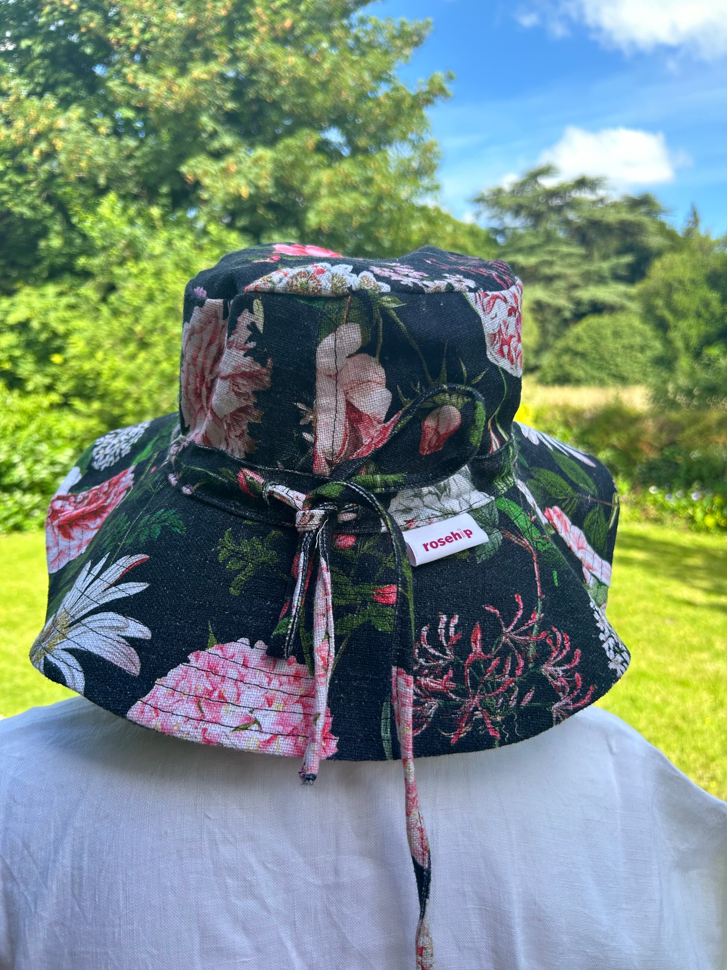 Rosehip Design Sun Hat blends our versatile Peony Ebony design with practicality. The Sunhat is made from a mix of cotton and linen with an adjustable head band which fits all sizes.