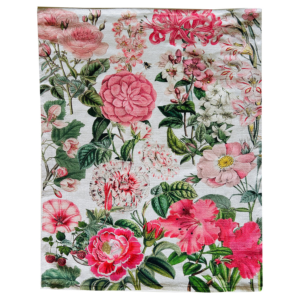 This stylish tea towel from Rosehip Design features a vibrant, vintage-inspired floral themed print.
Made from 100% cotton, this practical and highly absorbent essential makes drying dishes effortless.
Complete with a hanging loop, it is a durable, machine-washable accessory.
Also available in matching Apron and Heart Pot Holder.