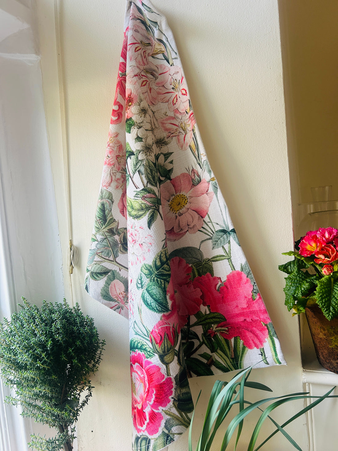 This stylish tea towel from Rosehip Design features a vibrant, vintage-inspired floral themed print.
Made from 100% cotton, this practical and highly absorbent essential makes drying dishes effortless.
Complete with a hanging loop, it is a durable, machine-washable accessory.
Also available in matching Apron and Heart Pot Holder.