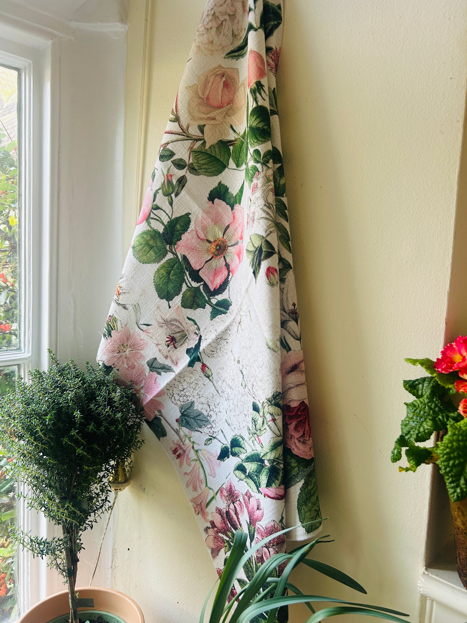 This stylish tea towel from Rosehip Design features a vibrant, vintage-inspired floral themed print.
Made from 100% cotton, this practical and highly absorbent essential makes drying dishes effortless.
Complete with a hanging loop, it is a durable, machine-washable accessory.
Also available in matching Apron and Heart Pot Holder.
