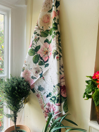 This stylish tea towel from Rosehip Design features a vibrant, vintage-inspired floral themed print.
Made from 100% cotton, this practical and highly absorbent essential makes drying dishes effortless.
Complete with a hanging loop, it is a durable, machine-washable accessory.
Also available in matching Apron and Heart Pot Holder.