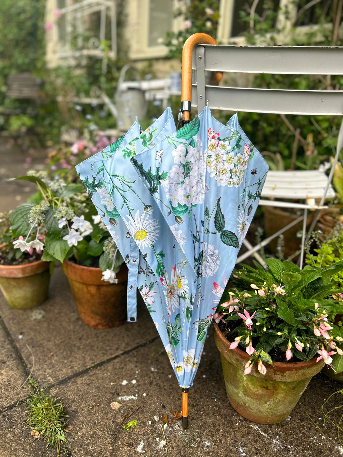 Rosehip Design Walking Umbrella is a sturdy, practical and waterproof rain umbrella with an auto pop-up button and wooden handle. Make a statement with our dreamy Heavenly Aqua Design.